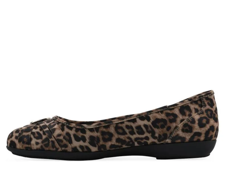 Flats>Cliffs by White Mountain Women's Calming Flats