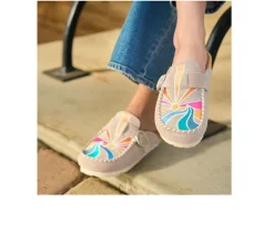 Clogs & Mules>Minnetonka Women's Buckle Clog Clogs