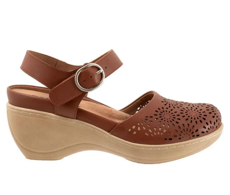 Clogs & Mules>Softwalk Women's Mabelle Perf Clogs