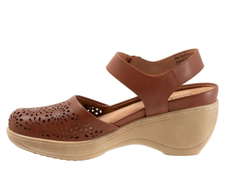 Clogs & Mules>Softwalk Women's Mabelle Perf Clogs