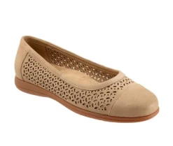 Flats>Trotters Women's Delmara Perf Flats